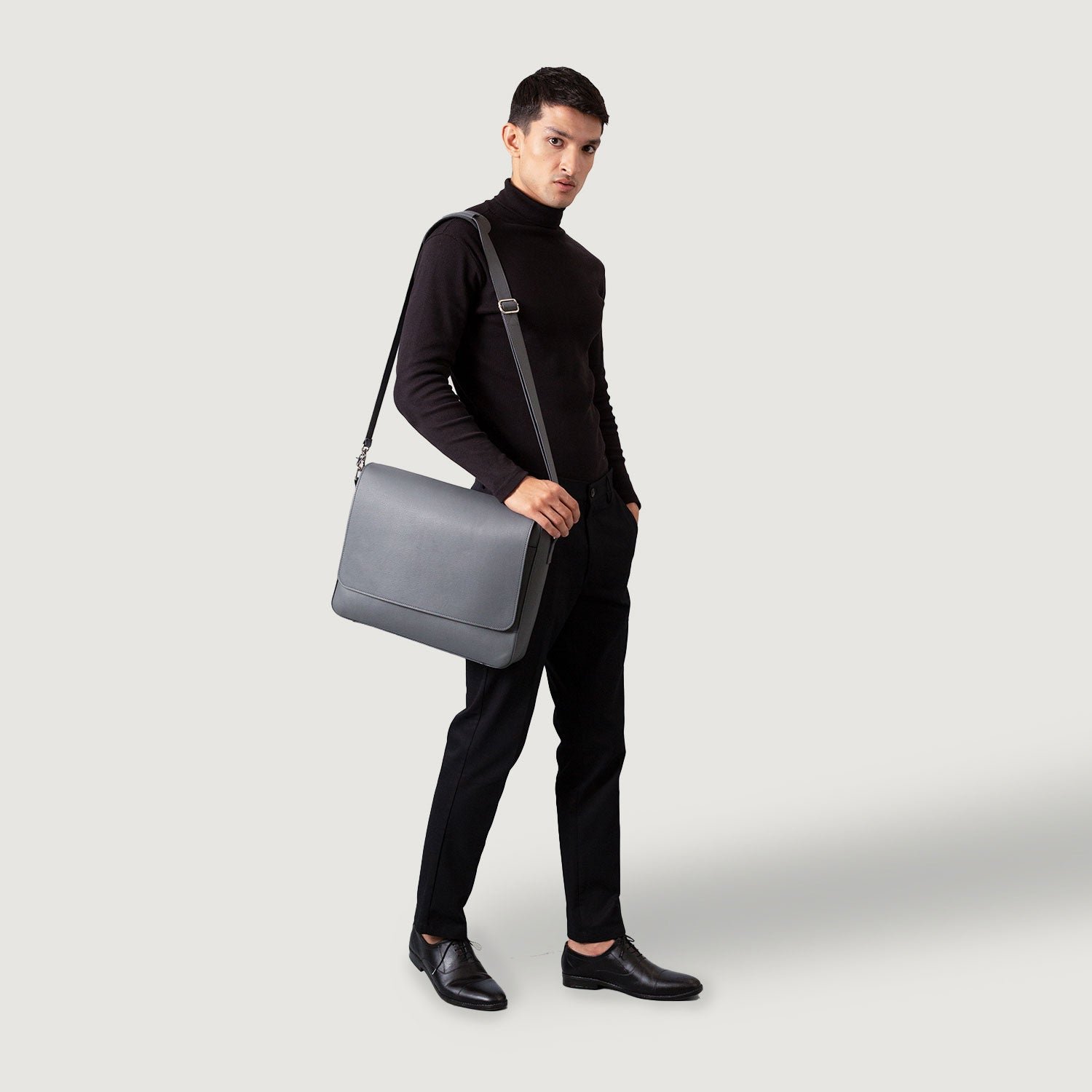 The Carismatico Grey Leather Messenger Bag - Image 2