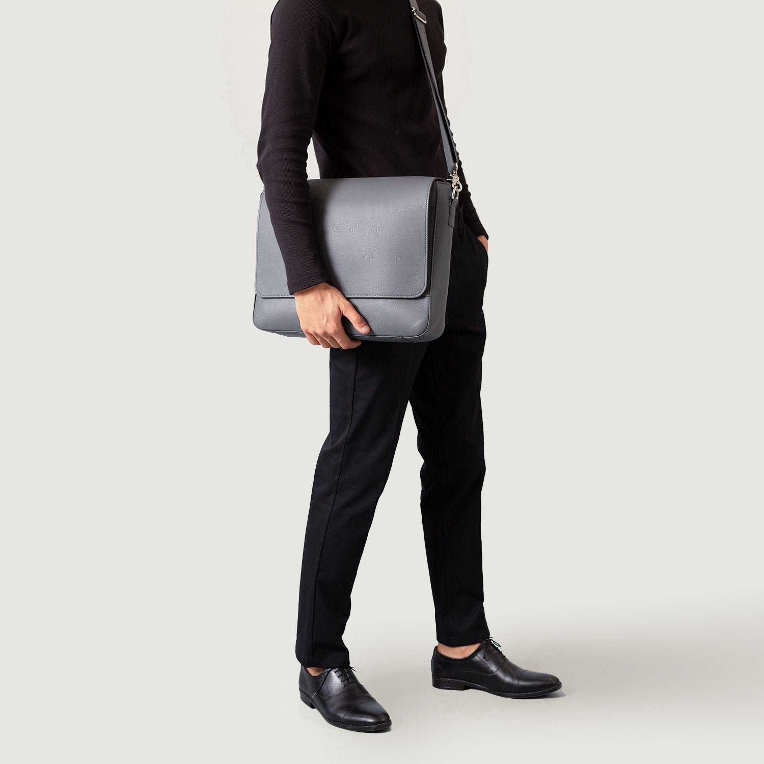 The Carismatico Grey Leather Messenger Bag - Image 6