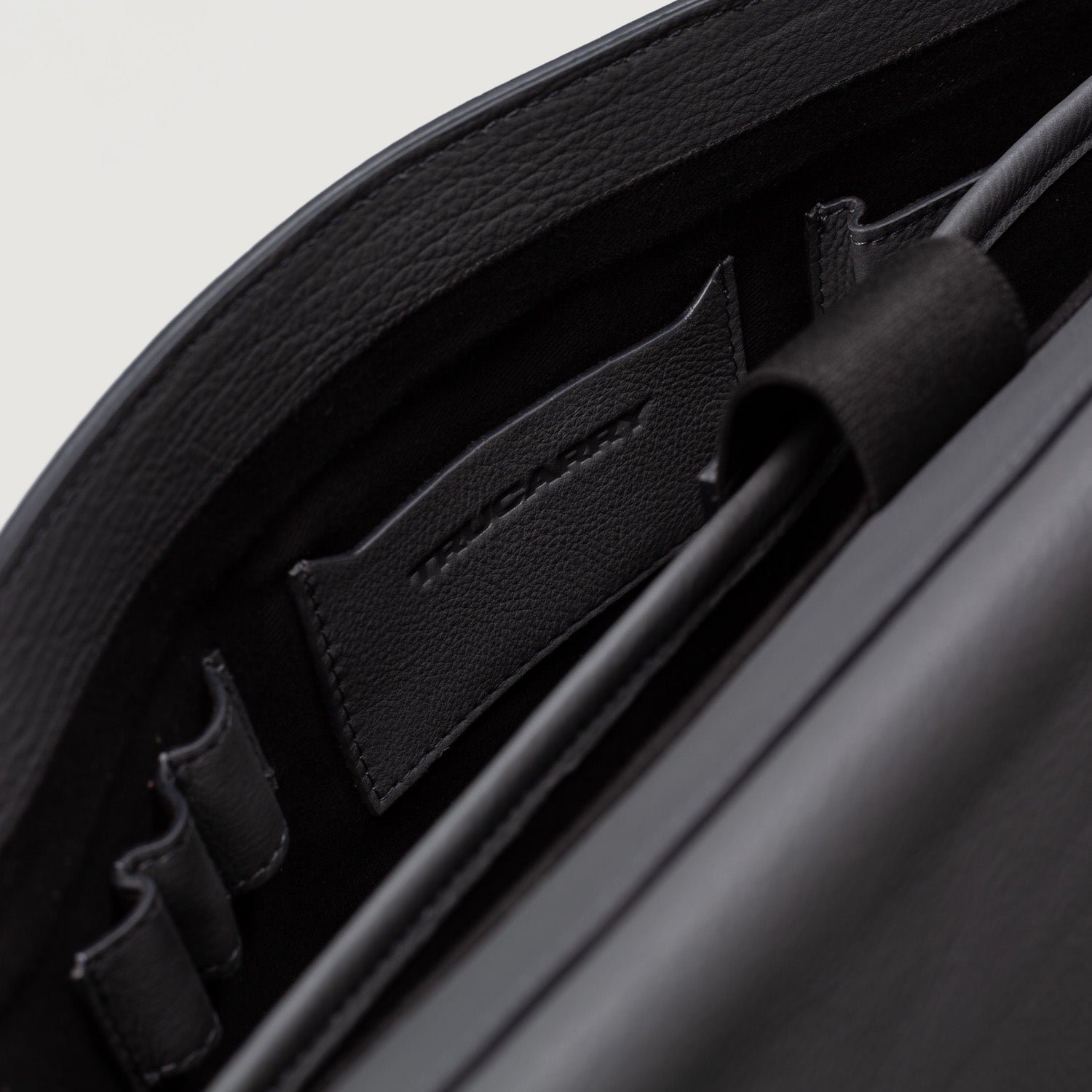 The Carismatico Grey Leather Messenger Bag - Image 8