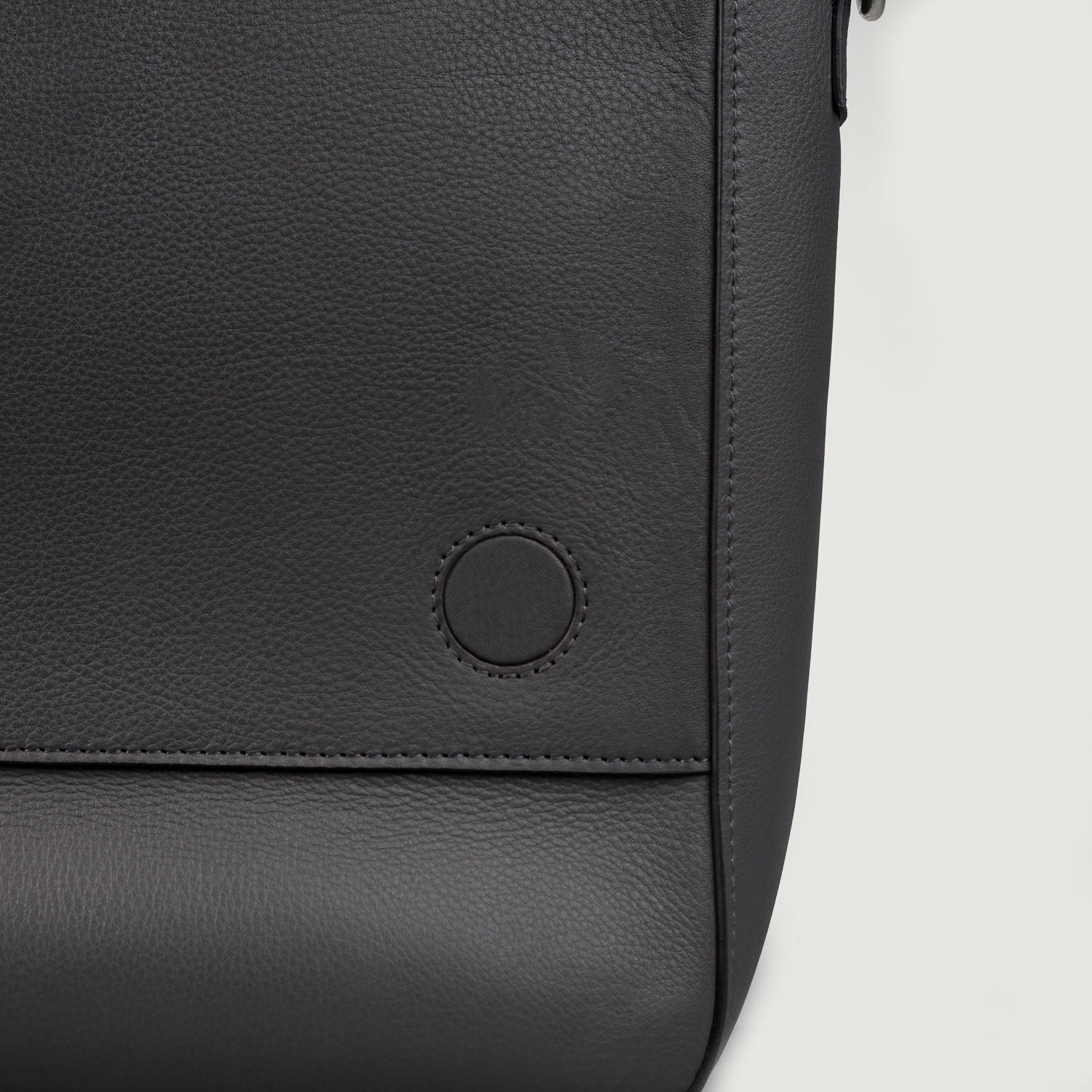 The Carismatico Grey Leather Messenger Bag - Image 9