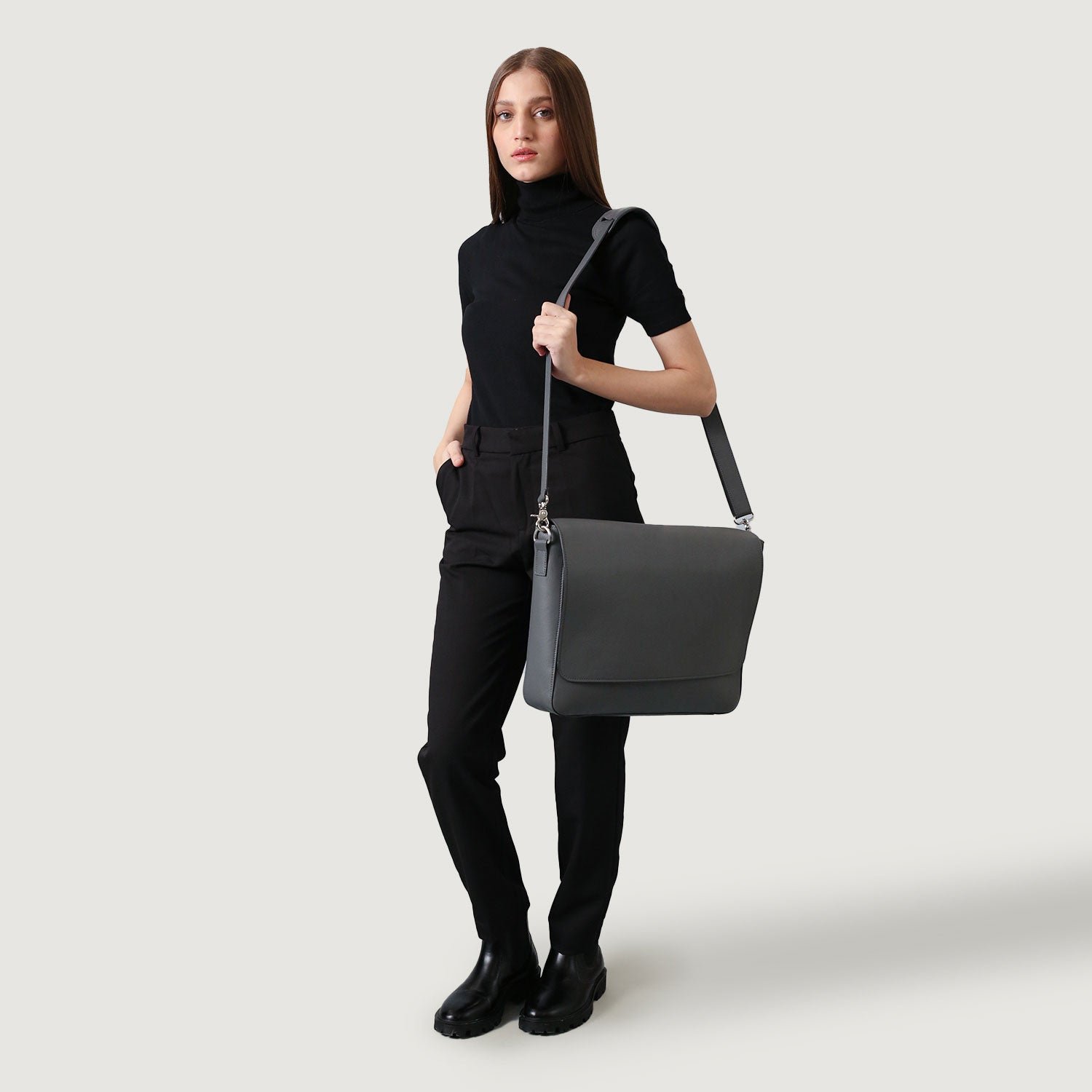 The Carismatico Grey Leather Messenger Bag - Image 10